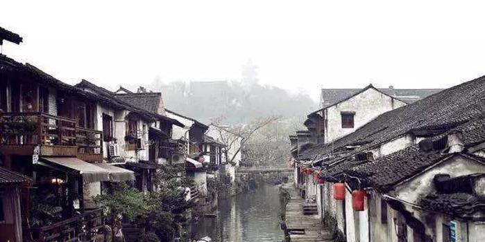 不知道的长了个黑疙瘩，这是什么？